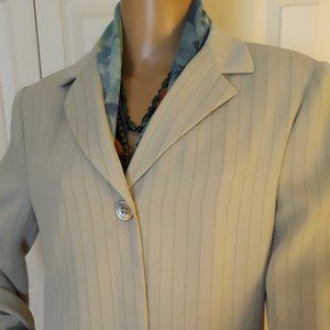 Classic ladies blazer with front hiddenbutton closure; slightly fitted. Size 12.
